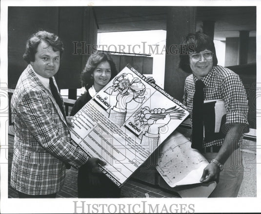 1977 Aubrey Garrison III, left, Barbara Amaro & Alan Tichansky, sign - Historic Images