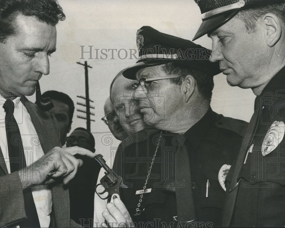 1969 Press Photo Sergeant J.W. Garrison, Birmingham Police, examines gun, AL - Historic Images