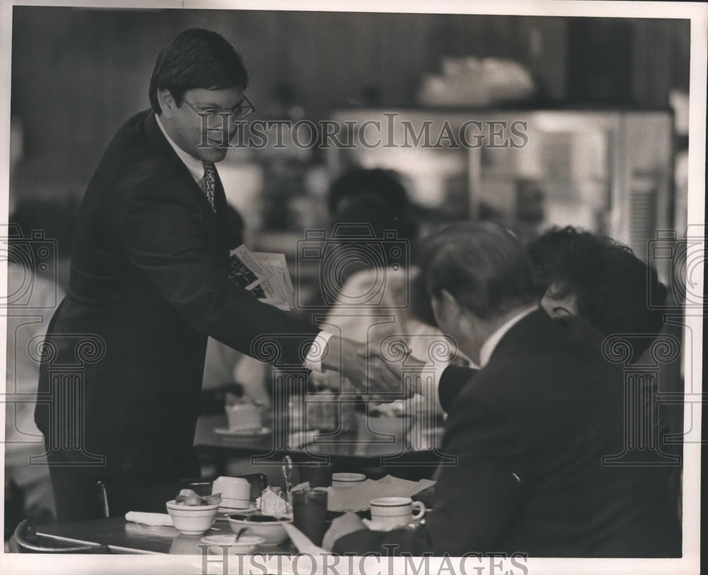 1986 Charles Graddick shaking hands with Gadsden breakfast patrons - Historic Images