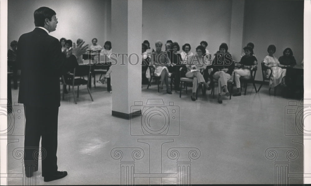 1986, candidate for Alabama Governor, Charles Graddick, DPS workers - Historic Images