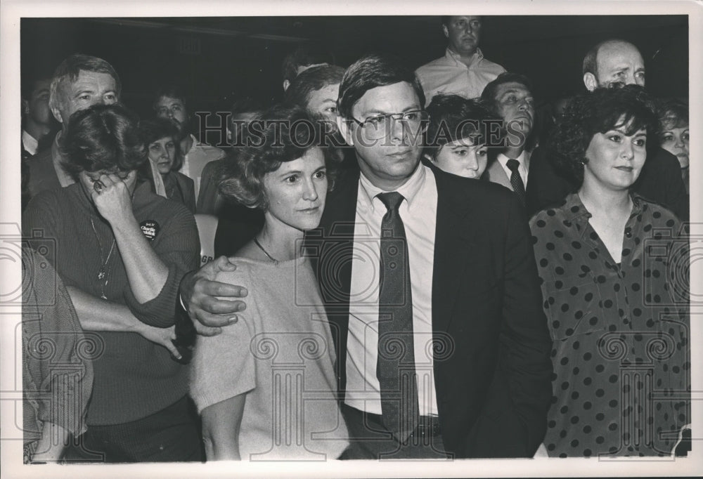 Press Photo Charles Graddick & wife Corinne listen to Hunt's victory speech - Historic Images