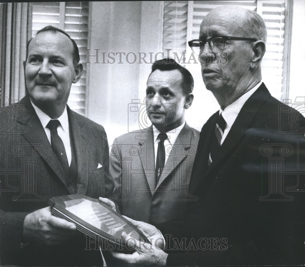 1966 Press Photo Harbert Construction Corp. - John Harbert III Receives Award - Historic Images