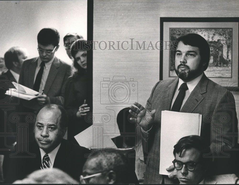 1984 Press Photo Arrington listens, Len Gedgoudas explains about flight faculty - Historic Images