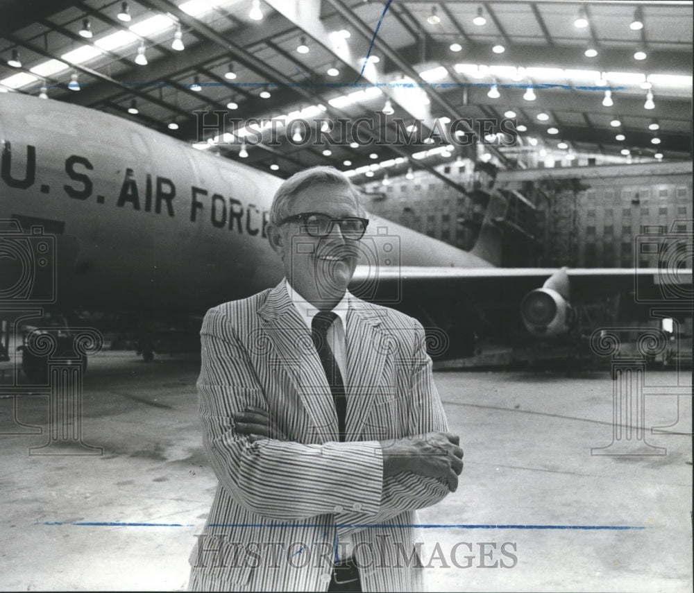 1981 Willis C. Hagan Jr., president, Hayes International, Boeing 707 - Historic Images