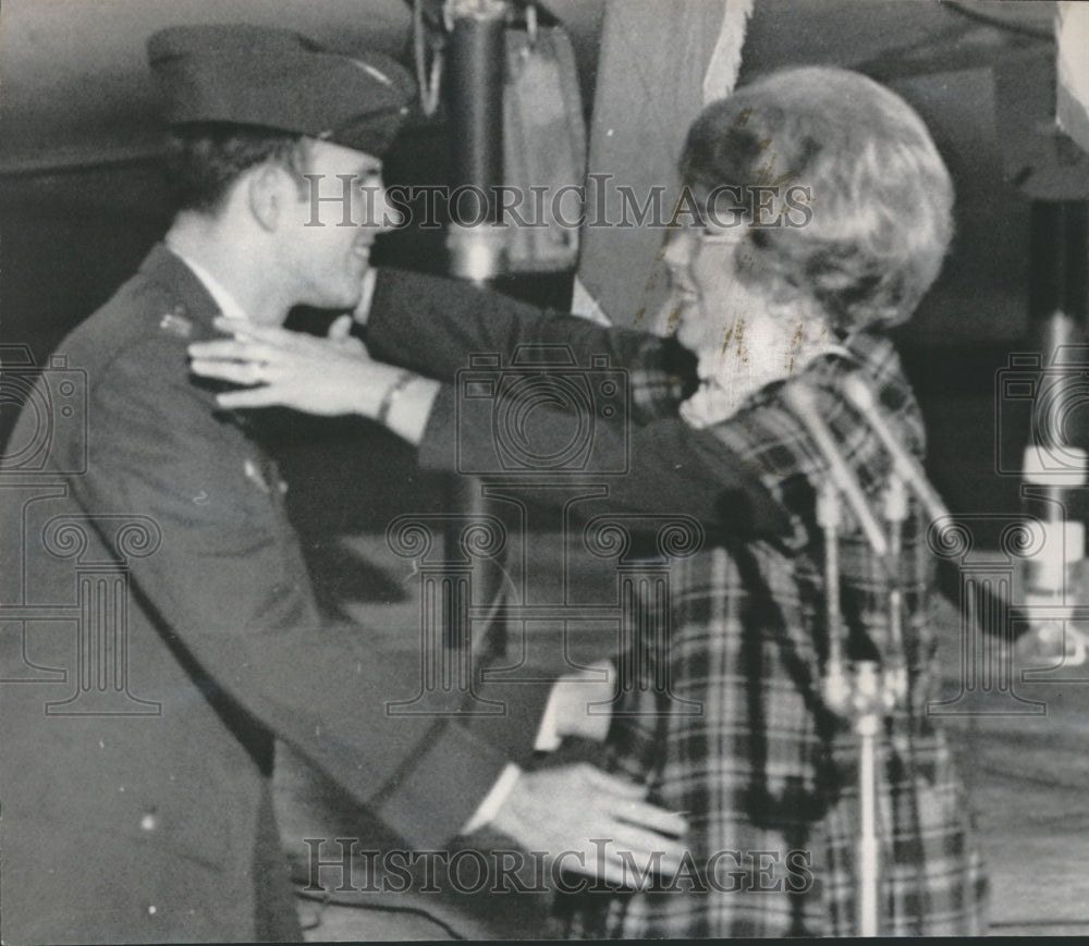 1973 Press Photo POW Captain Terry &amp; Jane Geloneck, Travis Air Force Base, CA - Historic Images