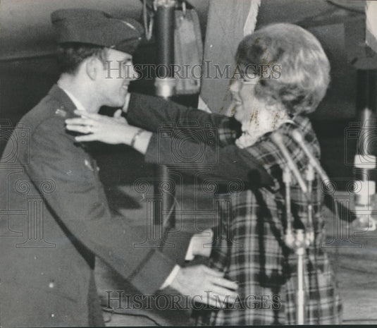 1973 Press Photo POW Captain Terry & Jane Geloneck, Travis Air Force Base, CA - Historic Images