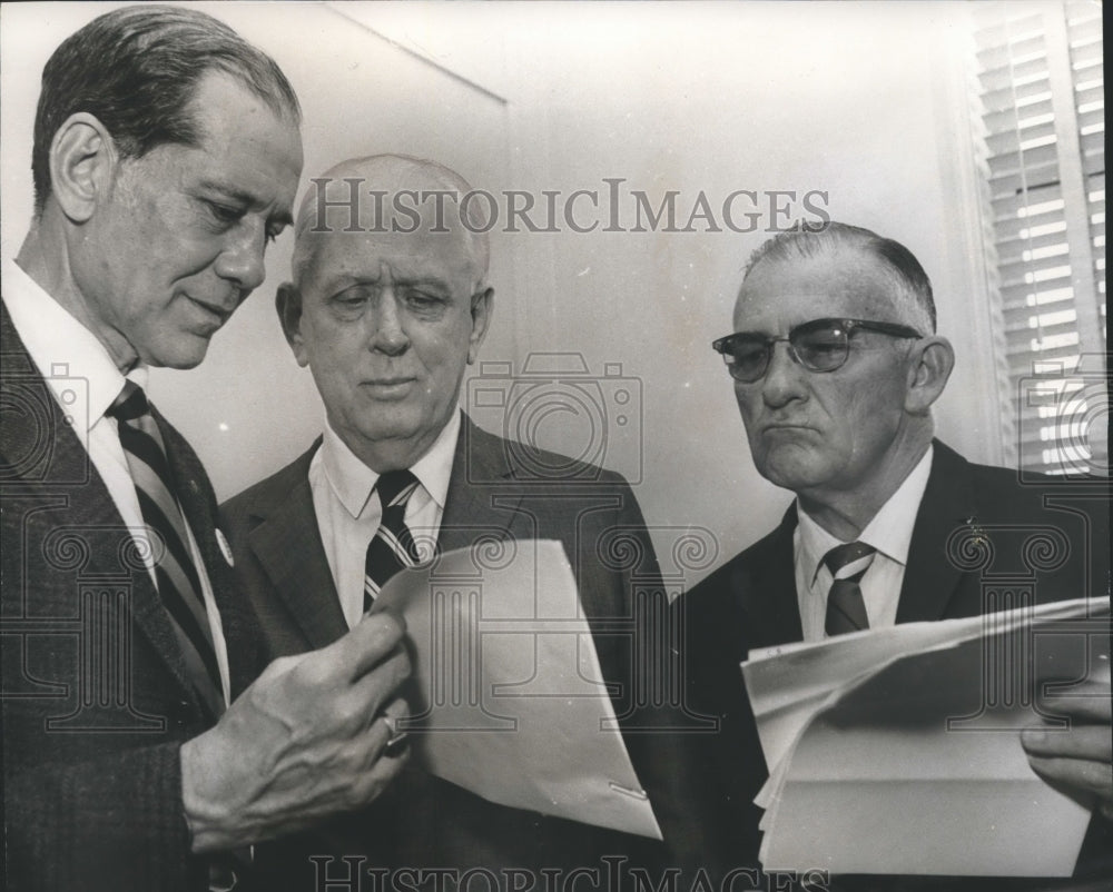 1971 Press Photo Douglas Arant &amp; Lewis Gwaltney, Director Legal Aid Society, AL - Historic Images