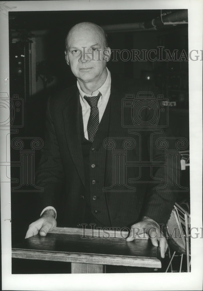 1982 Economist Dr. Fred Johnson stands at lecturn - Historic Images