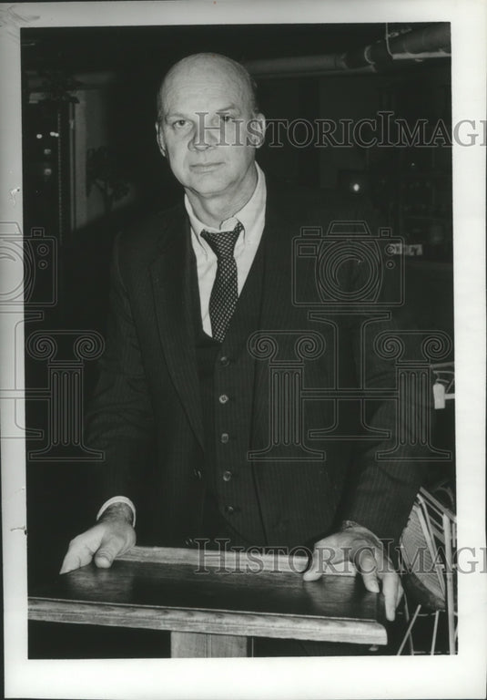 1982 Economist Dr. Fred Johnson stands at lecturn - Historic Images