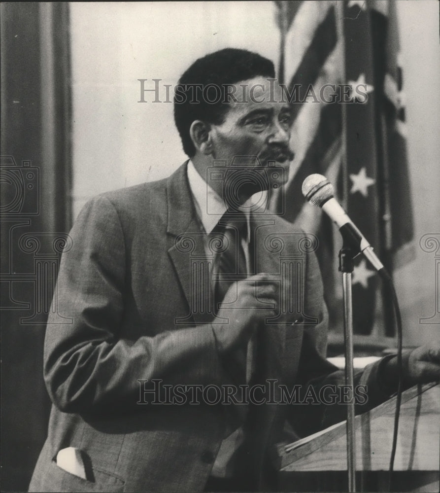 1984 Representative Fred Horn speaks at microphone - Historic Images