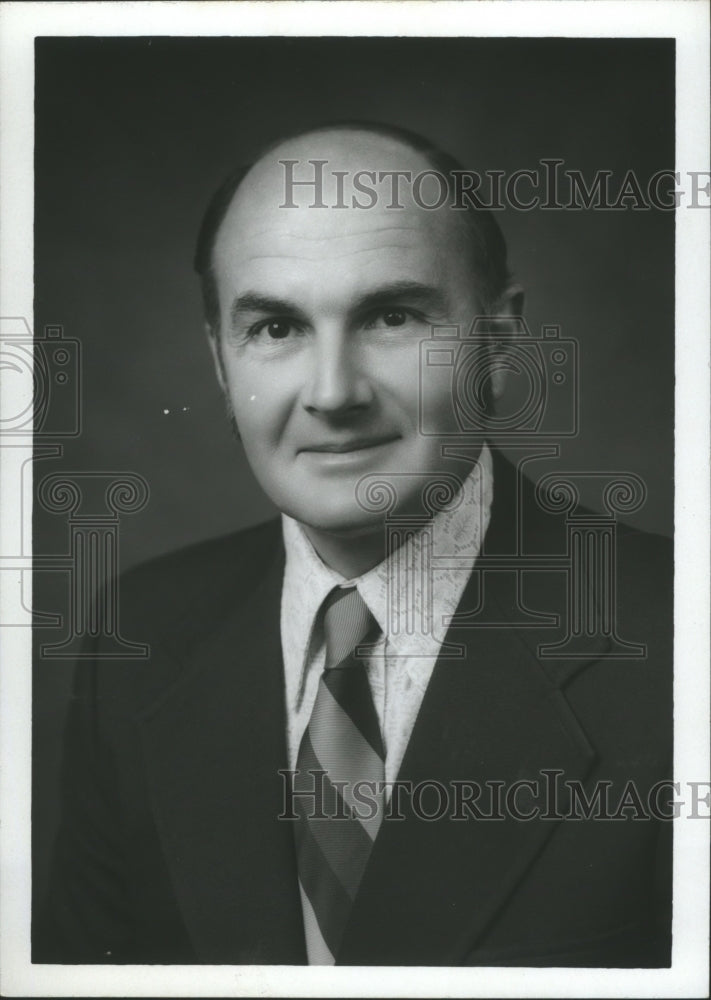 1975 Press Photo St. Margaret Hospital board member Richard Hodges in Montgomery - Historic Images