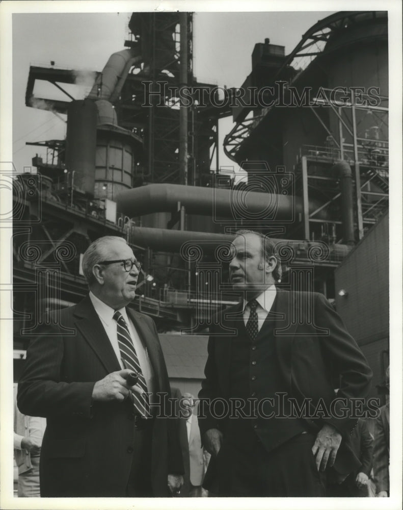 1980 Press Photo Steelworker chief Howard Strevel tours plant with Luther Hodges - Historic Images