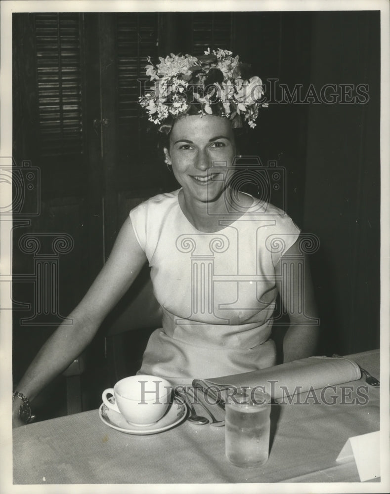 1965 Press Photo Mrs. Roy Hoffman of Scribblers - abna31787 - Historic Images