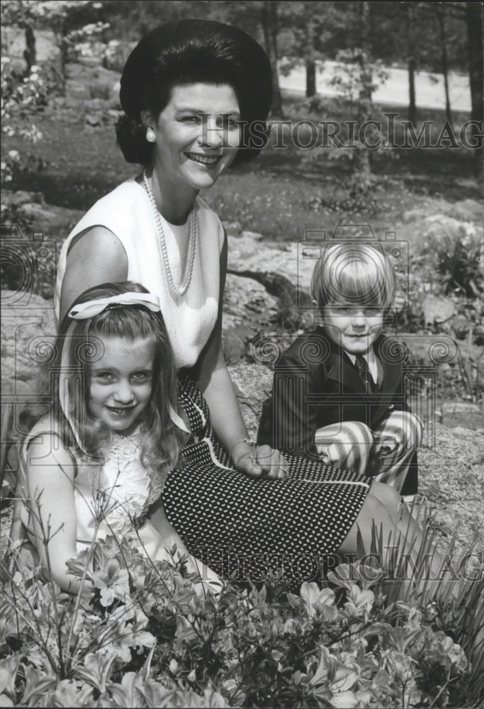 1972 Press Photo Mrs. J. N. Holt, Junior League President, with Corley and Neal - Historic Images