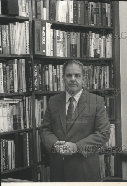 1982, Lester Hollans, Economist lost his business, started over - Historic Images