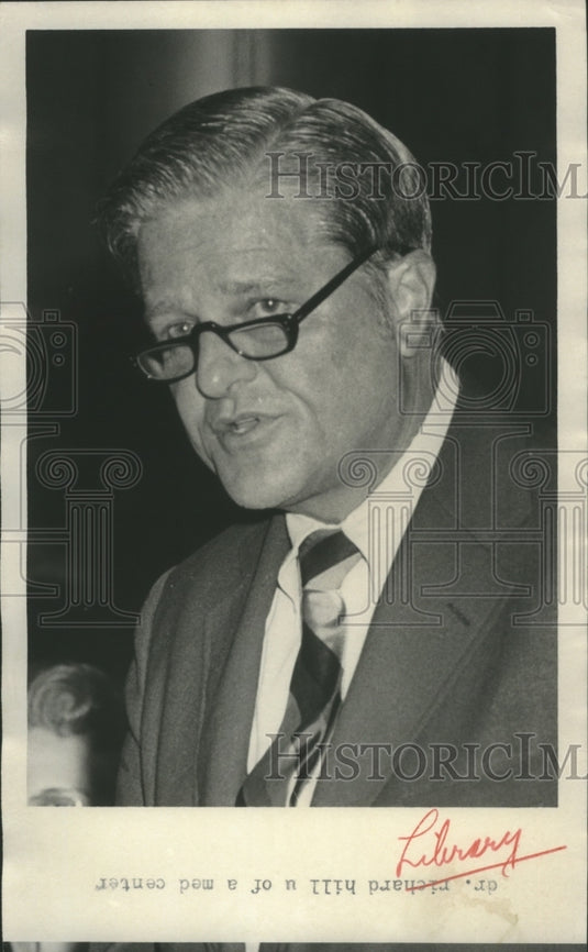 1975 Press Photo Doctor Richard Hill of University of Alabama, Birmingham - Historic Images