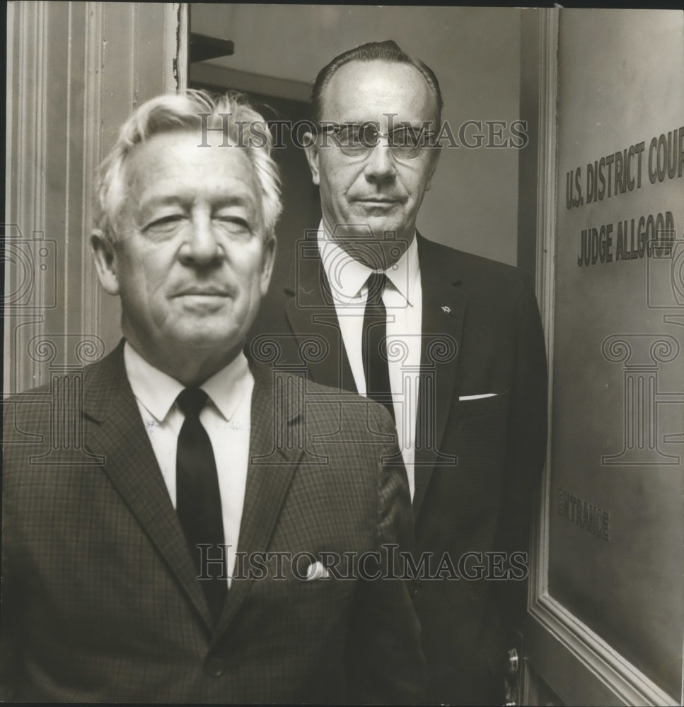 1963 Press Photo C. B. Holliman leaves court with Attorney Frank Bainbridge - Historic Images