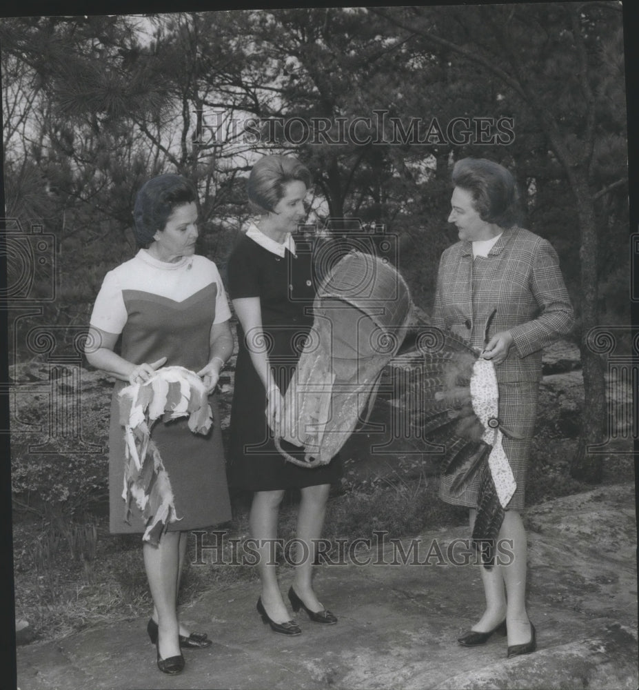 1969 Press Photo Ladies gather Indian artifacts to display at luncheon, Alabama - Historic Images