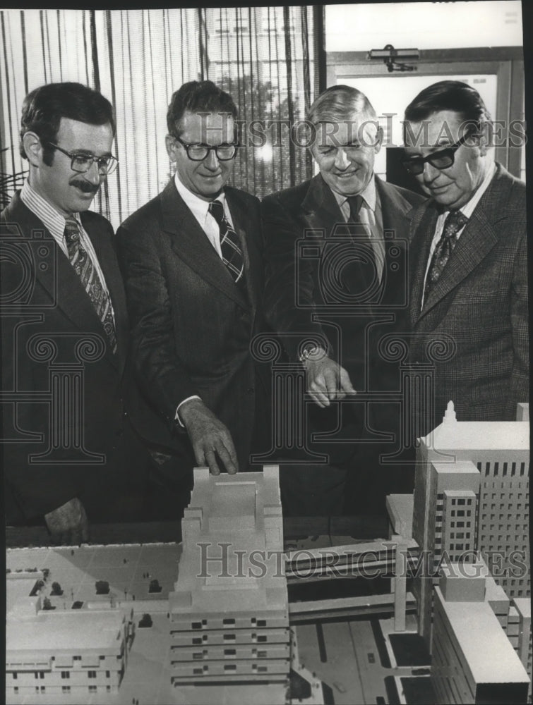 1974 Press Photo Officials view model of proposed Alabama Heart Hospital - Historic Images