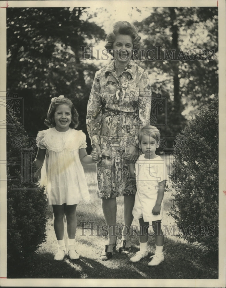 1976, Mrs. Richard M. Kennedy with Grandchildren Harriet and Carter - Historic Images