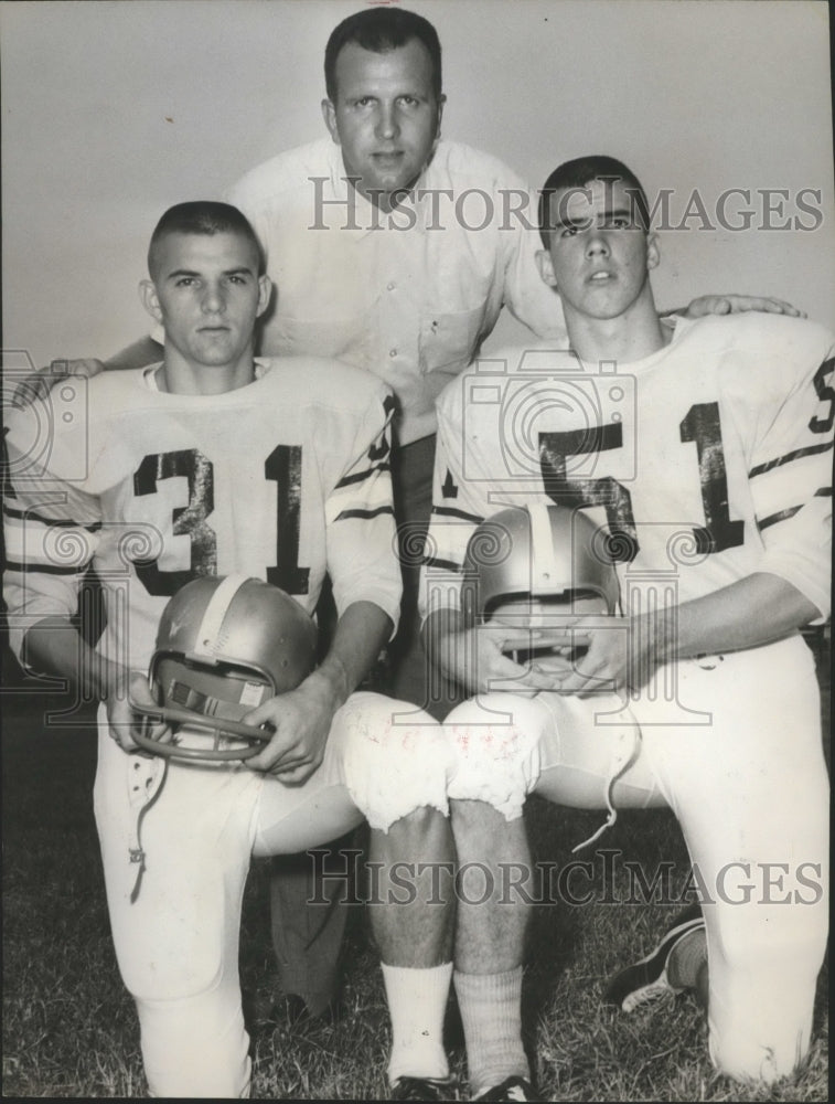 1963 Press Photo Johnny Howell, Woodlawn Coach huddles with Football Captains - Historic Images