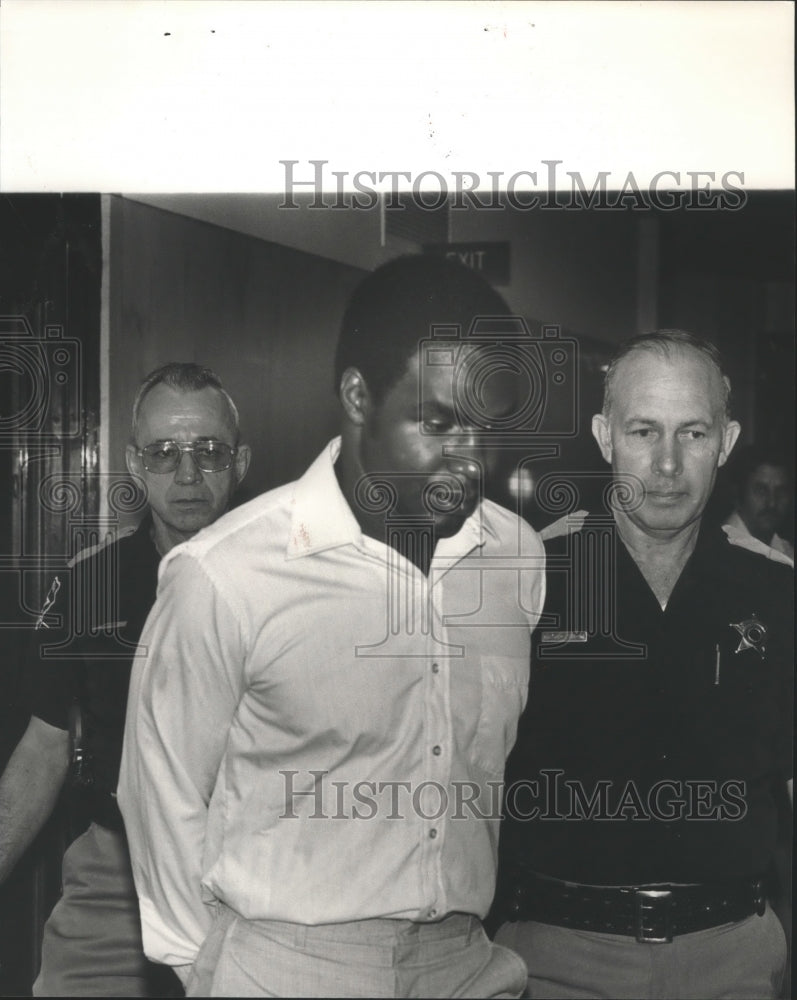 1982 Anthony O&#39;Hara Johnson with Police Officers, Crime - Historic Images