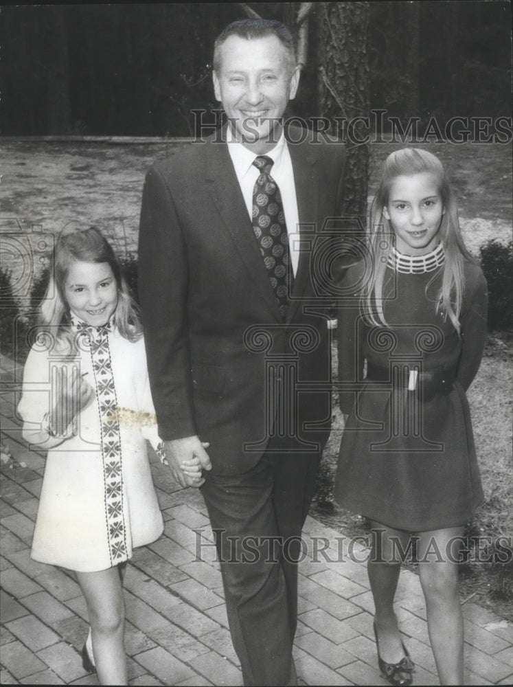 1971 Press Photo Doctor William H. Kessler with young women, from Mardi Gras - Historic Images