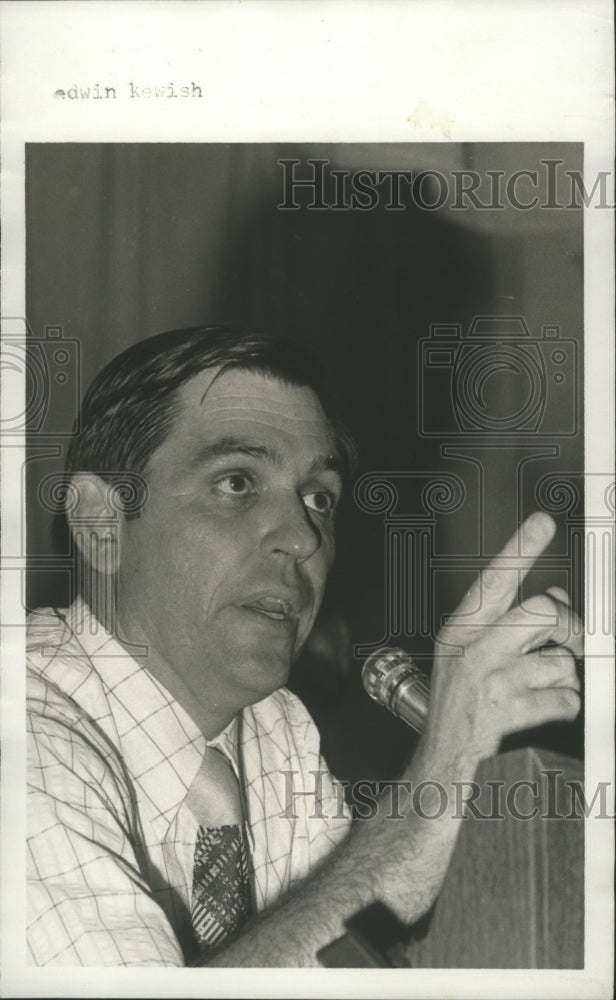 1974 Press Photo Edwin Kewish of Trussville, Alabama at microphone - abna32291 - Historic Images