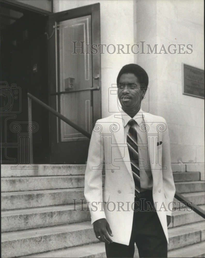 1982, William Kennard leaves courthouse - abna32295 - Historic Images