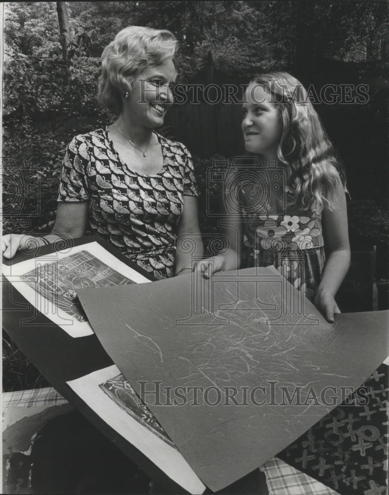 1977 Virginia Key, president of Service Guide looks at art - Historic Images