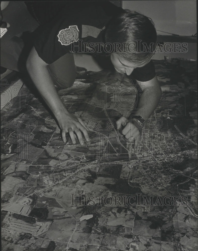 1985, Chief J. K. Maddox looks for location of shooting, Alabama - Historic Images