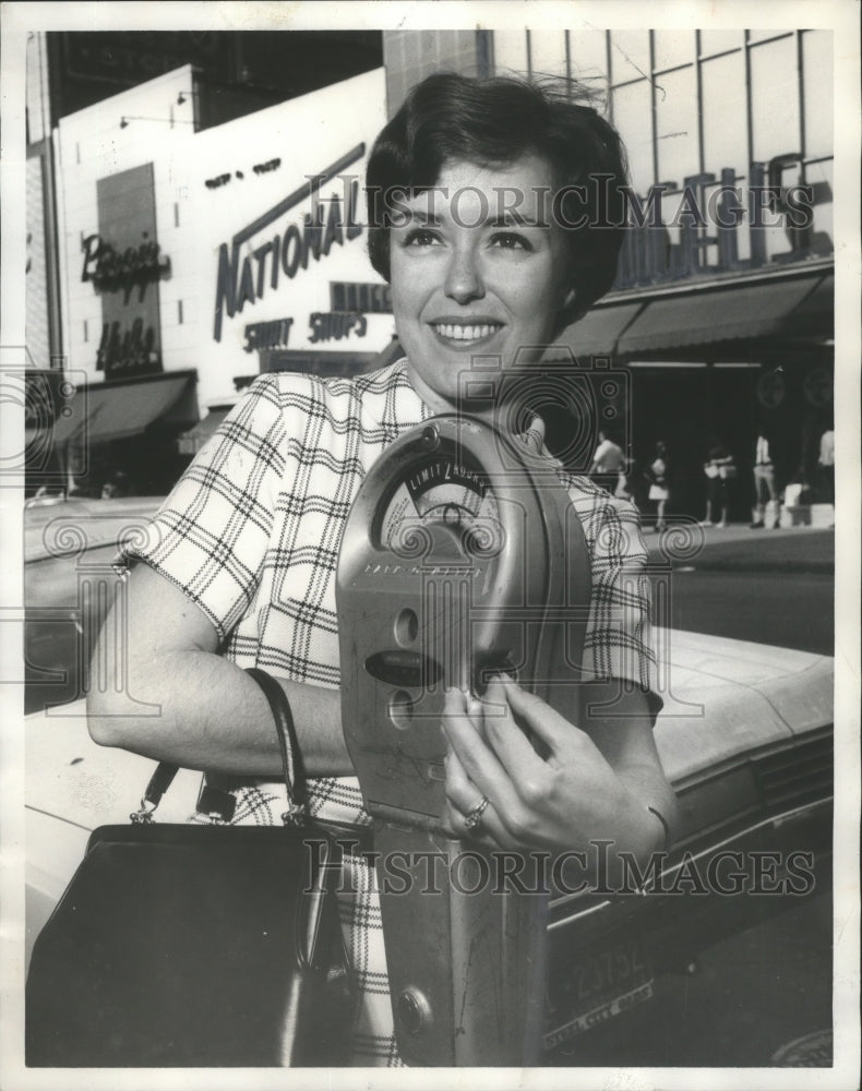 1968 Press Photo Mrs. John Holditch puts money into parking meter in downtown - Historic Images