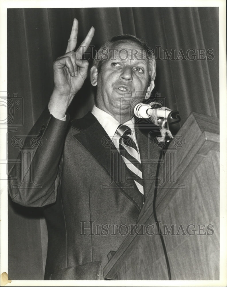 1978, Candidate Guy Hunt makes victory sign at rally - abna32406 - Historic Images