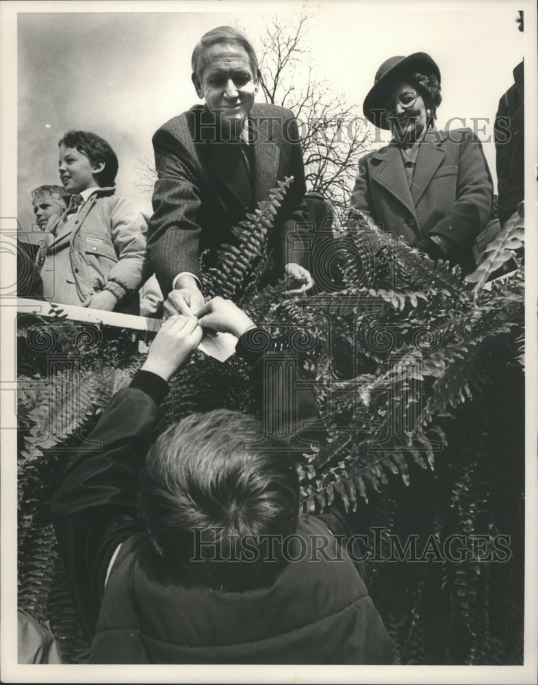 1987 Governor Guy Hunt signing autographs at inauguration, Alabama - Historic Images