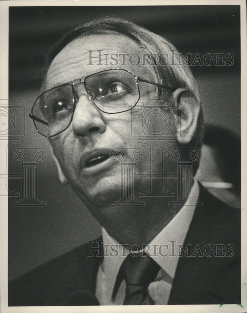 1987, Governor Guy Hunt gives state of the state address, Alabama - Historic Images