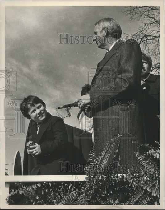 1987, Keith Williams with Guy Hunt, "That's my grandpa", Alabama - Historic Images