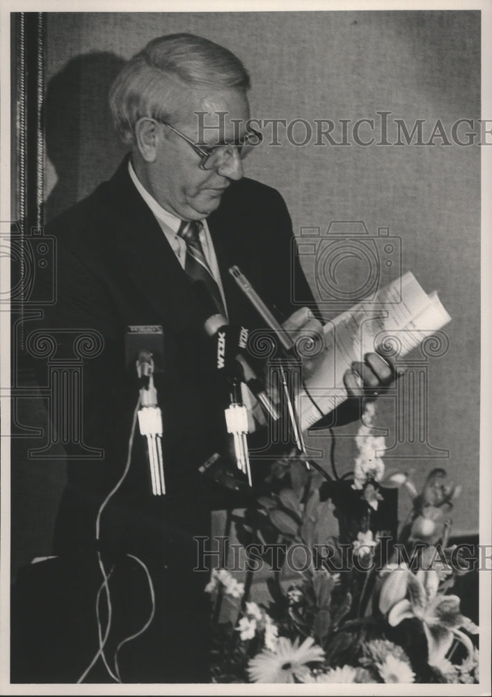 1990 Governor Guy Hunt signing Highway 280 contract, Alabama - Historic Images