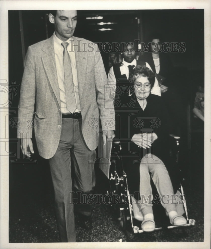 1988 Homeward bound-Alabama&#39;s First Lady Helen Hunt leaves hospital - Historic Images