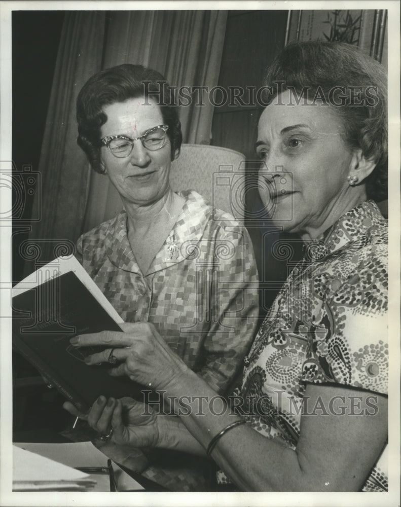 1971 Press Photo Miss Alma Hunt, Birmingham Clubwoman with Mrs. I. Judson Levy - Historic Images