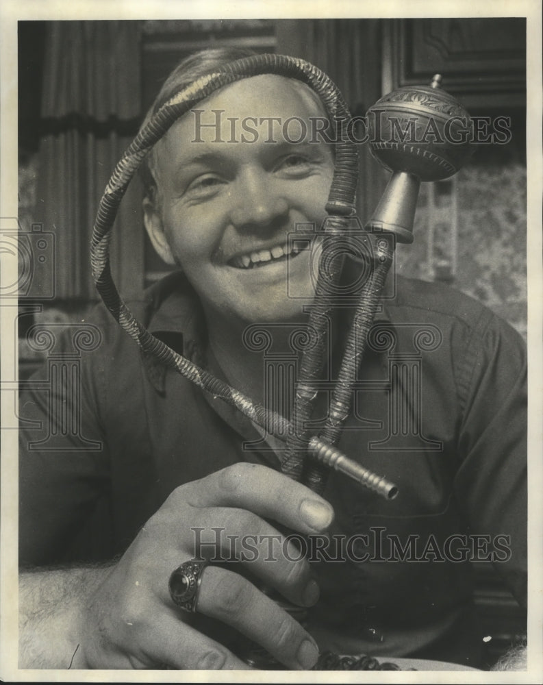 1972 Press Photo Wayne Hutchinson, Birmingham Police Officer with a Hookah Pipe - Historic Images