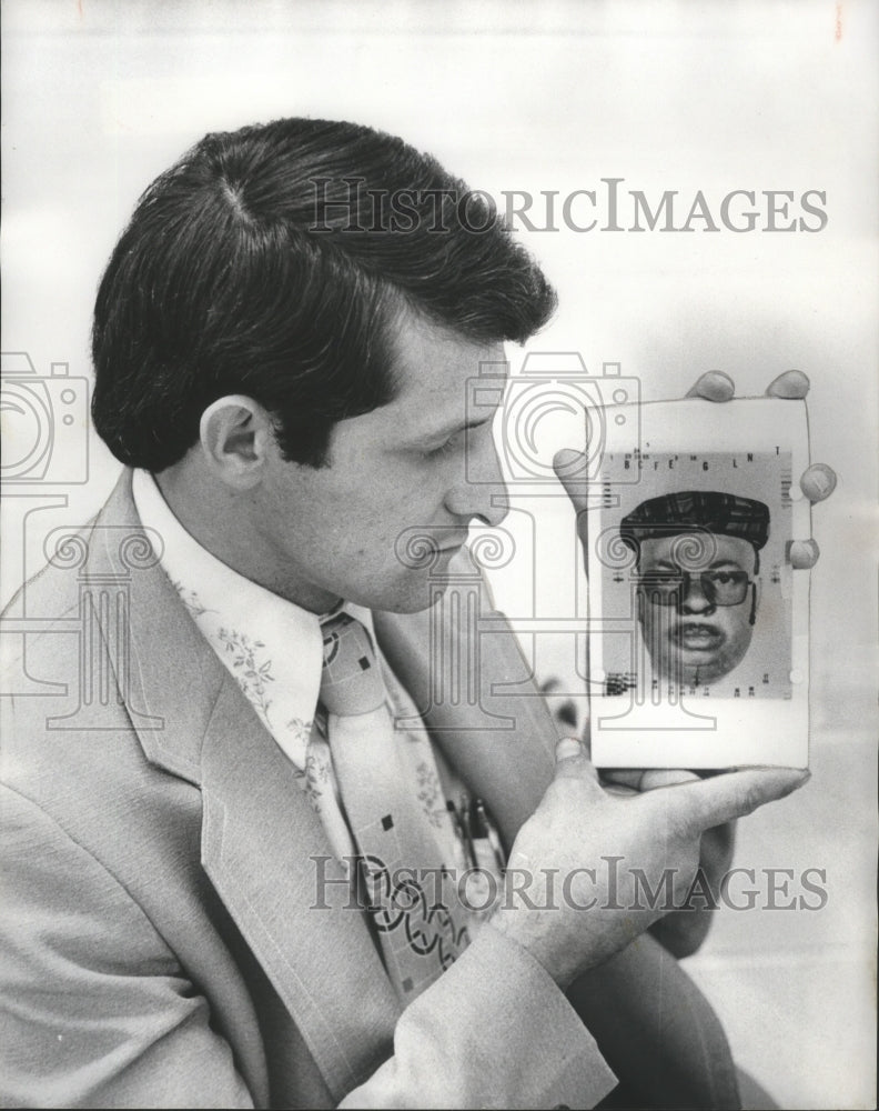1976 Detective holds composite that led to King's arrest, Bessemer - Historic Images