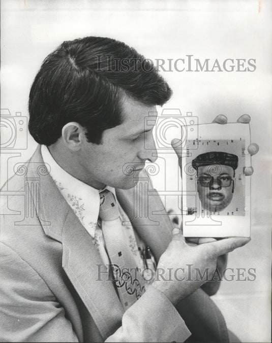 1976 Detective holds composite that led to King's arrest, Bessemer - Historic Images