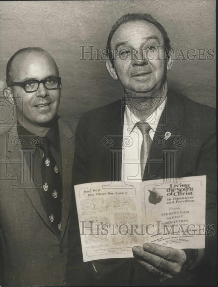 1970 Press Photo Leaders Check Business Agenda for Baptists, Birmingham, Alabama - Historic Images