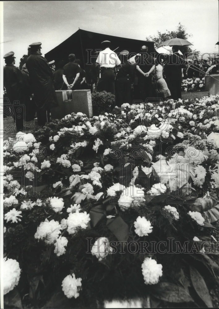 1973 Press Photo Flowers at grave site for Clifton Hill, killed by bomb, Alabama - Historic Images