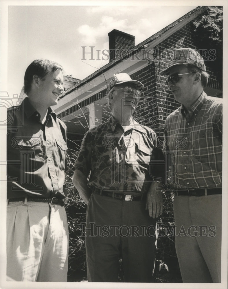 1989, Jimmy Hinton and father talk outside home - abna32630 - Historic Images