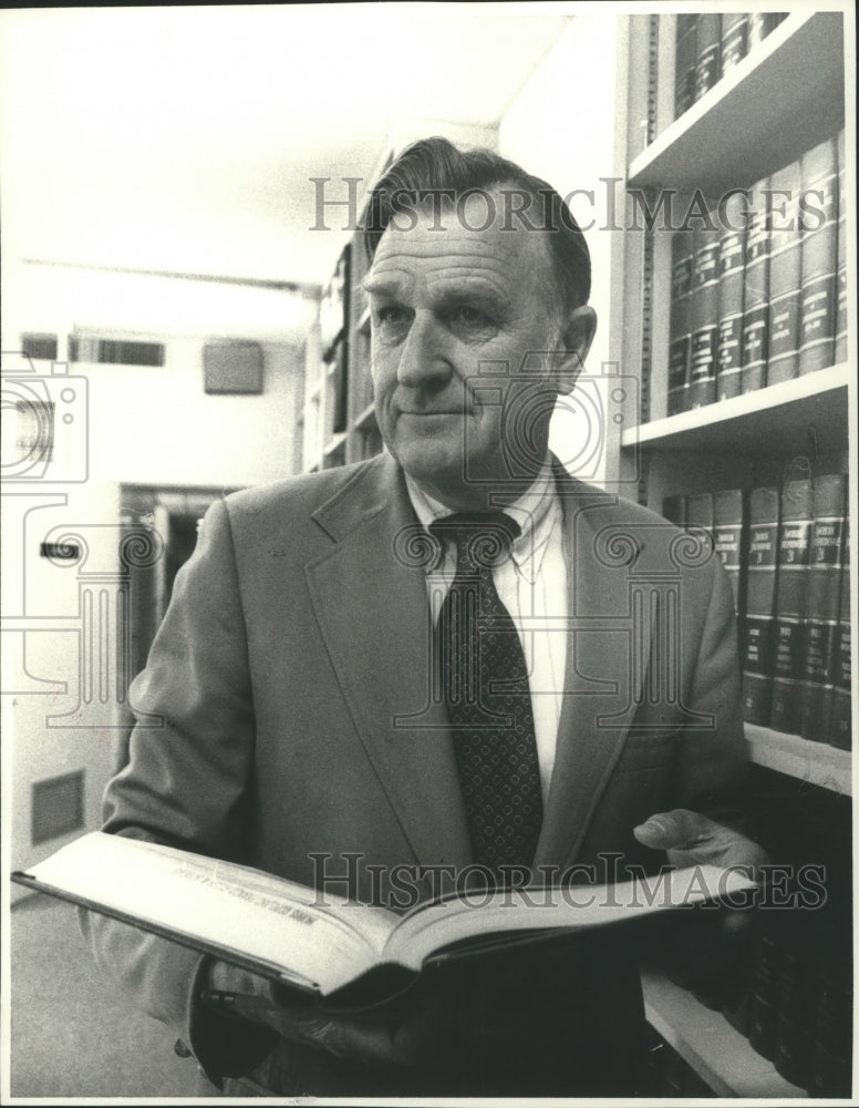 1980 Federal judge nominee Truman Hobbs with law book - Historic Images