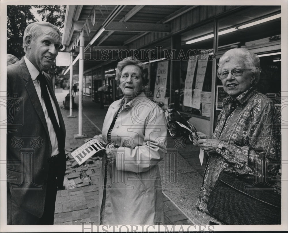 1986 Press Photo Guy Hunt talks with women in downtown Uniontown - abna32644 - Historic Images