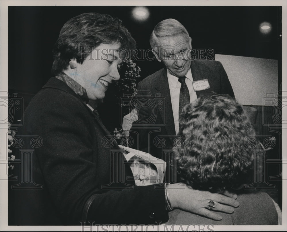 Press Photo Governor elect Guy Hunt speaks with women at convention in Atlanta - Historic Images