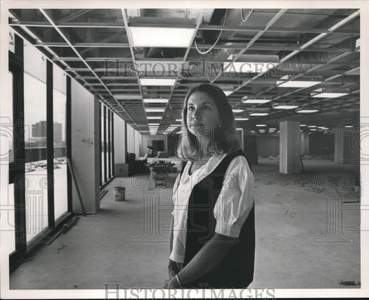 1985, Hoover, Alabama Librarian Linda Andrews Visits New Location - Historic Images