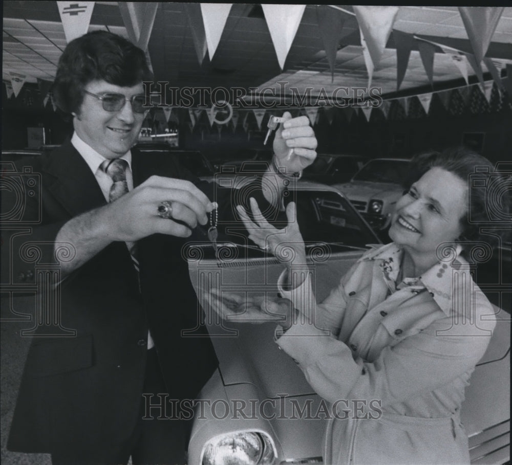 1976, Louise Williamson Wins Cars at Western Super Market, Alabama - Historic Images